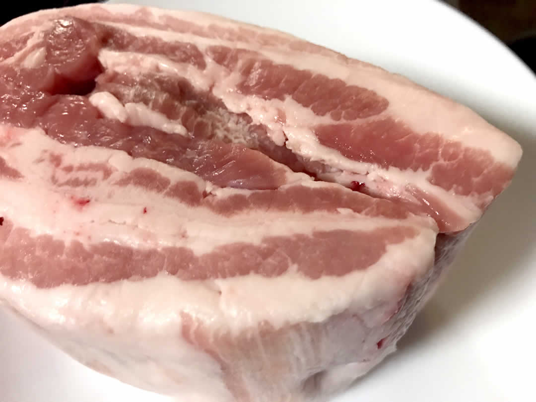 用意したのは和豚もちぶたバラ肉ブロック(写真は500g)。豚肉の角煮を作る場合はお肉の表面を焼くことも多いのですが、今回は表面を焼かず、トロッとした食感に仕上げていきます。