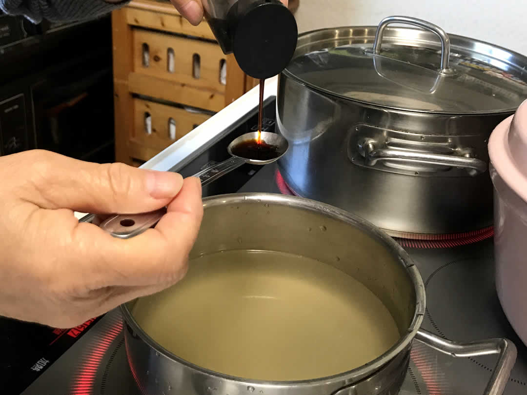 この茹で汁およそ3カップ分をとりわけ塩・醤油を加えてシンプルに味付けし、2人分のそばのスープを作っていきます。