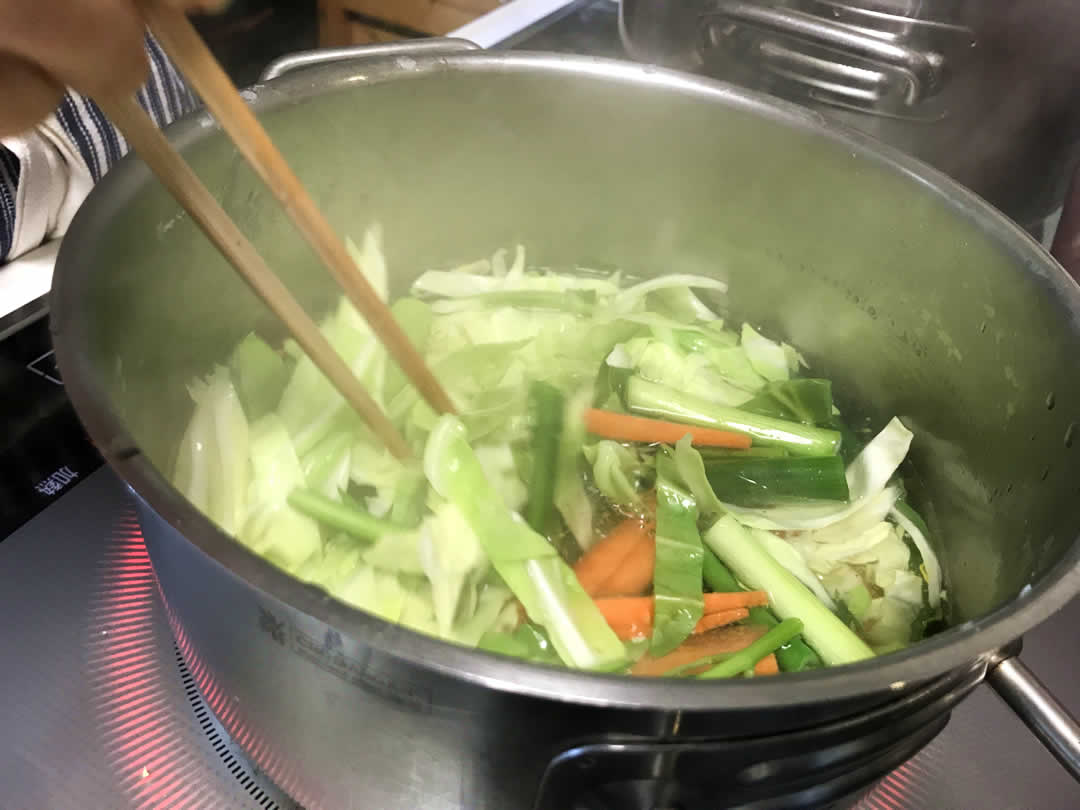 野菜は、あらかじめ炒めてもいいのですが、お肉が柔らかく仕上がっているので、野菜も口当たりよく仕上げたいところ。和豚もちぶたの旨味がたっぷりの茹で汁を使って、軽く茹でておきましょう。