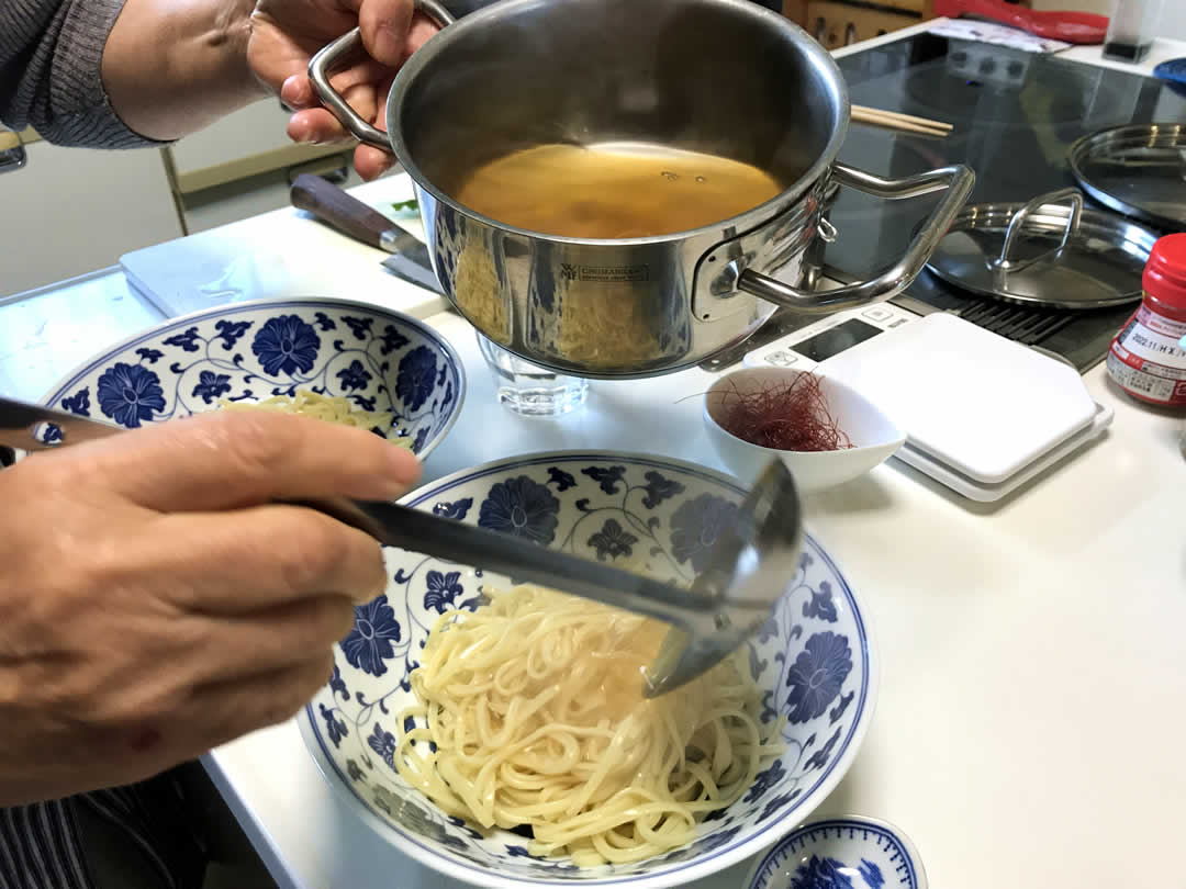 つづいて沖縄そばを茹でます。沖縄そばはメーカーによって太さも茹で時間もさまざまなので、パッケージの表示どおりに茹であげてください。茹であがった麺をどんぶりに入れたら、茹で汁から作ったスープを注ぎます。