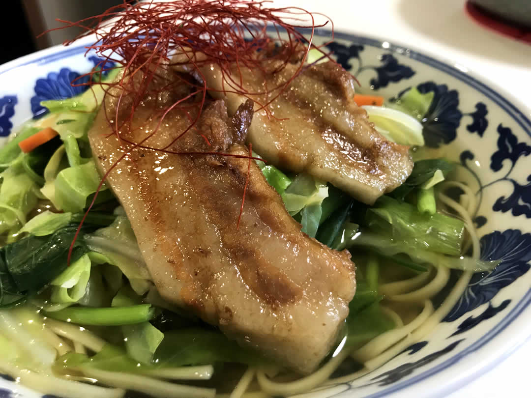 野菜たっぷりバージョンは、茹でた野菜をたっぷり乗せ、こちらも主役となるバラ肉をどーんと乗せます。