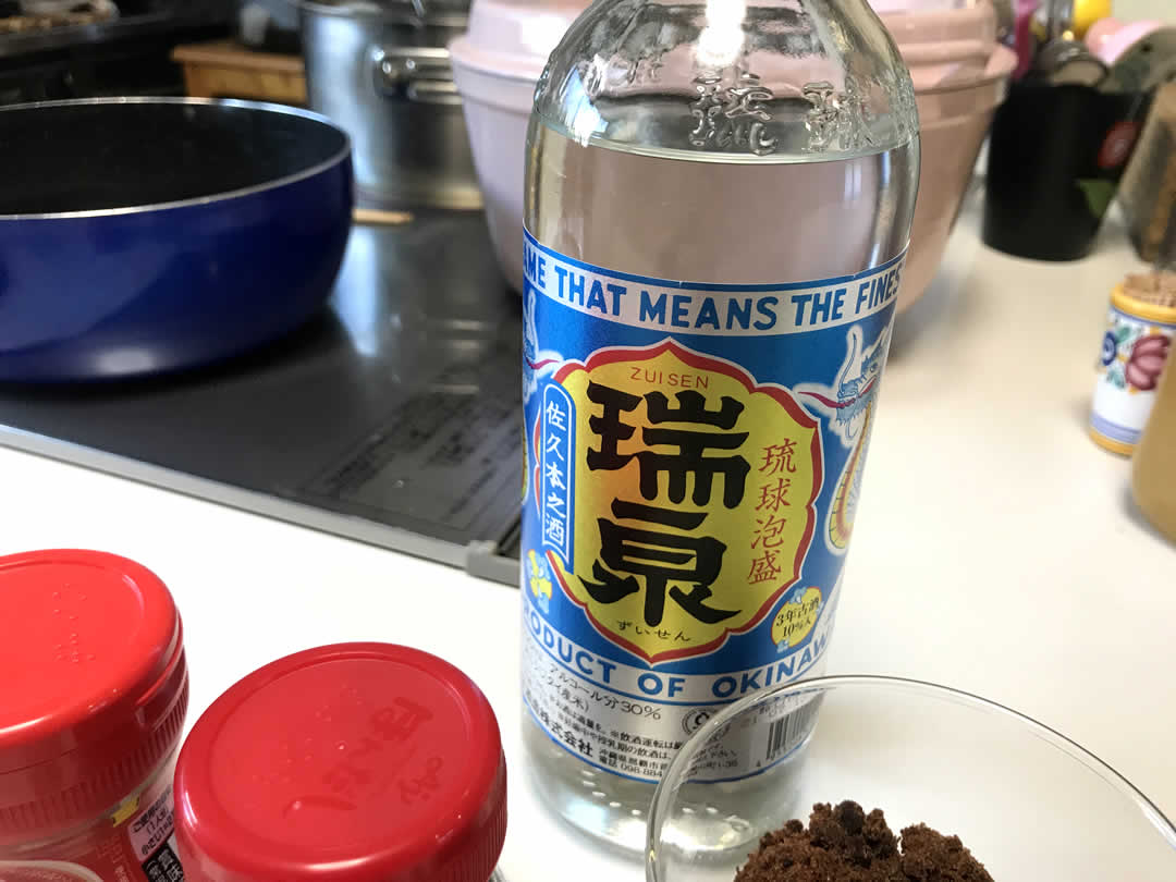 元でできる酒を使った料理が多いのは、世界共通。沖縄地方では、うるち米ではなくインディカ米を使った泡盛が古くから作られてきたとか。