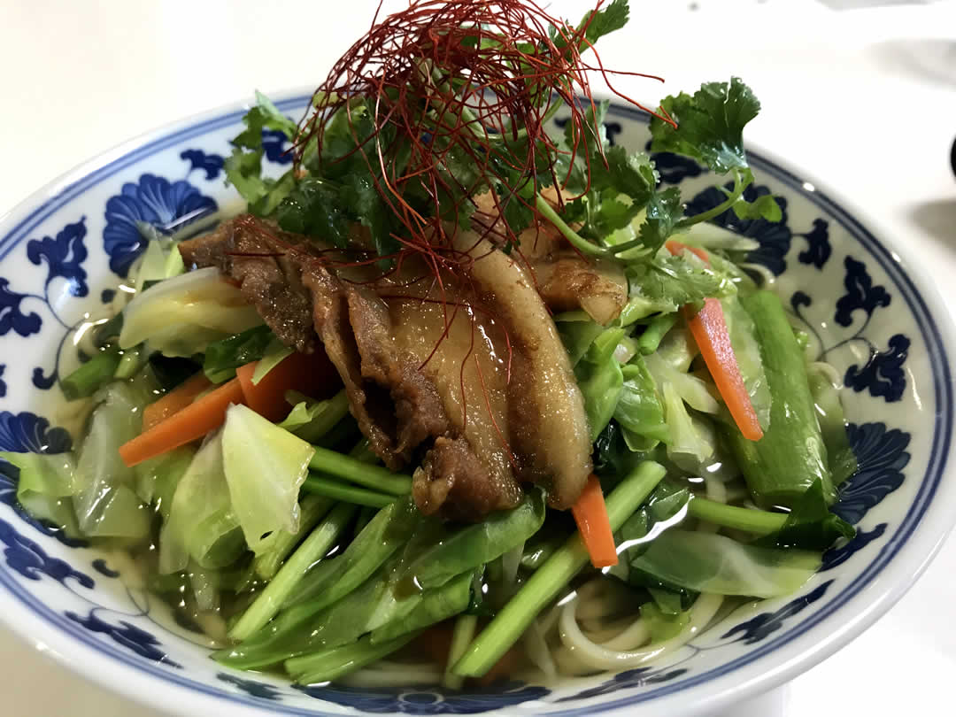 野菜たっぷりバージョンは、いつも見慣れた沖縄そばのビジュアルとは全く異なるもの。茹でただけの野菜も、水っぽさはなくスープと一体となって、シャキシャキとした歯ごたえで食欲をそそります。