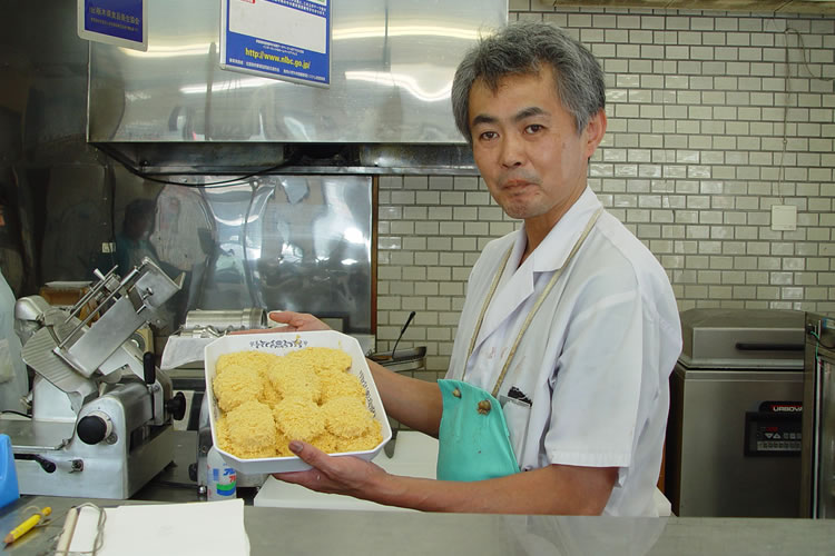 ご主人の大浦晃二さんは４代目。普段は奥様と、先代の奥様（＝お母様）でお店を切り盛りしているそうです。