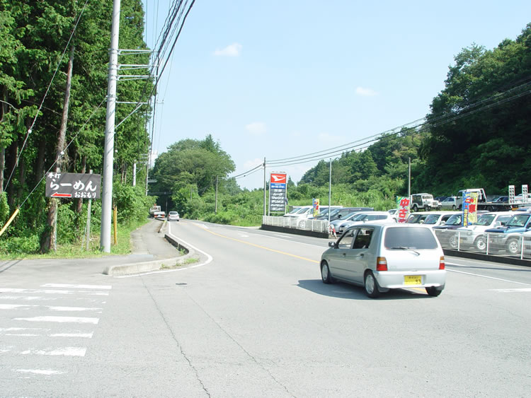 黒磯板室ＩＣを下りて、黒磯バイパスの鍋掛豊浦の交差点から国道３４号線に入って南東へ。国道３４号線に看板が出ています。ここを左折。