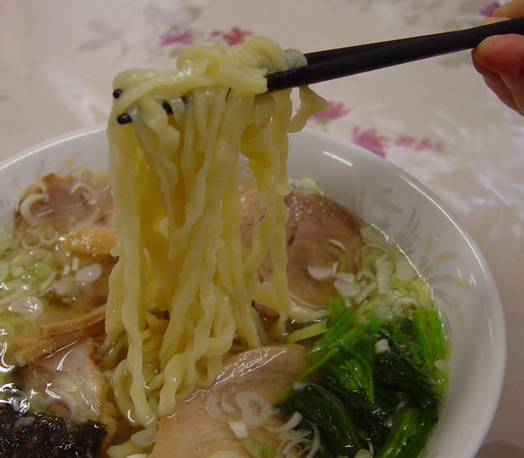 麺のたまごの風味がほんのり移っています。味噌ラーメン以外は、共通のスープを使っているそうです。手打ちの縮れ麺は、ちょっと太め。やわらかく、スープがよくなじんでいます。