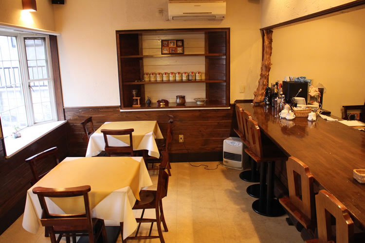 「以前はお好み焼屋さんだったそうですね」「あ、前のお好み焼き屋は、ぼくじゃないんです。ここは居抜きで。 内装はかなり変えましたね」