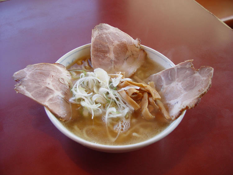 そこへタイミングよく、チャーシュー麺が届きました。「おおっ！！」