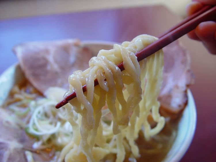 「昔ながらの醤油味かと思うと、醤油の味ばかり強いわけでなく、口当たりのやわらかい、あっさりしたスープですね」香りはまろやか、控え目なスープですが、和豚もちぶたの肉そのものの味を引き立てる、名脇役のようなスープです。