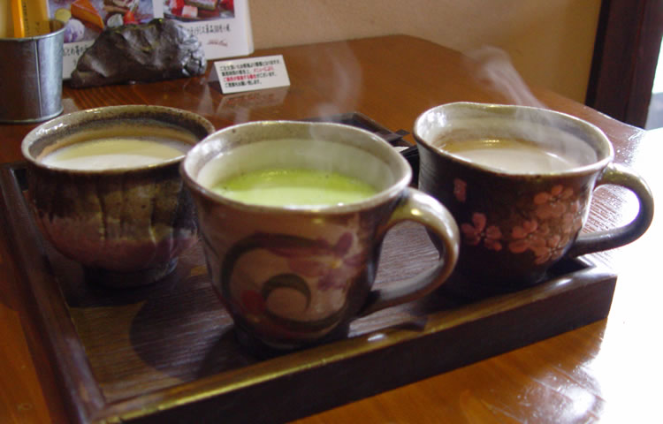 お料理を待つ間、かわいいカップでお茶を出してくださいました。カップはお店で販売しています。