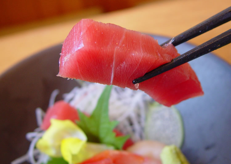 和豚もちぶたとお刺身と両方食べられるなんて、なんて贅沢な定食。