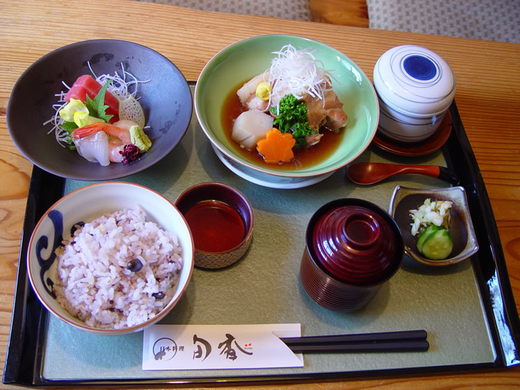 和豚もちぶたを使った「もちぶた角煮定食」は、刺身と茶碗蒸し付き！