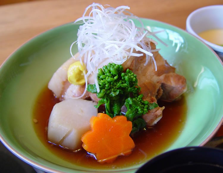 「・・・The和食ですね」これぞ和食！という、和食特有の繊細な甘みで、和豚もちぶたの肉の旨味が突出していないのに引き立ち、丸みのある味がします。