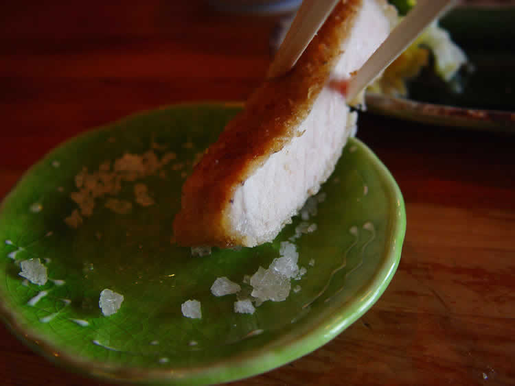 樋山さんおすすめの塩は、味がかなり濃く粒は大きいのですが、とんかつの脂ですぐ溶けてよく絡みます。