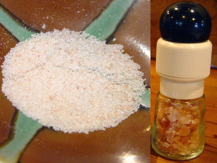 「これは何の塩ですか？」「ヒマラヤの塩です」低温で溶けた脂が、口の中に広がります。さっぱりして甘い脂を、穏やかな味の塩がよりおいしく引き立てます。