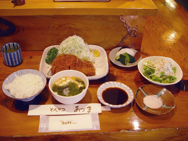 ロースカツ定食ができあがりました。