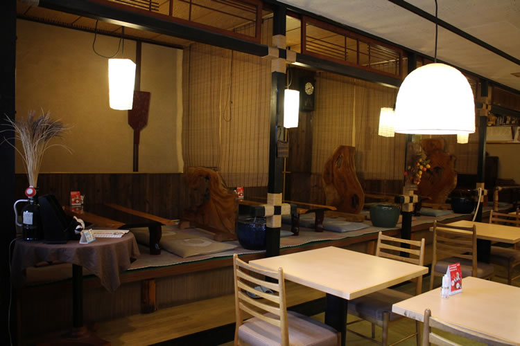 店内は、内装に木材がふんだんに使われて、和食屋さんの風情です。が、流れるＢＧＭはジャズ。これがなぜか違和感がないんです。落ち着きます。